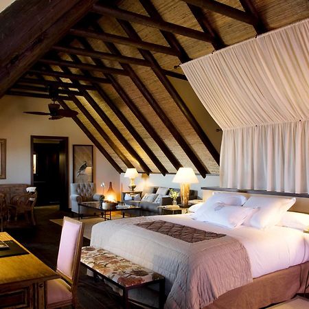 Asia Gardens Hotel & Thai Spa, A Royal Hideaway Hotel Finestrat Dış mekan fotoğraf A suite at the Four Seasons Hotel