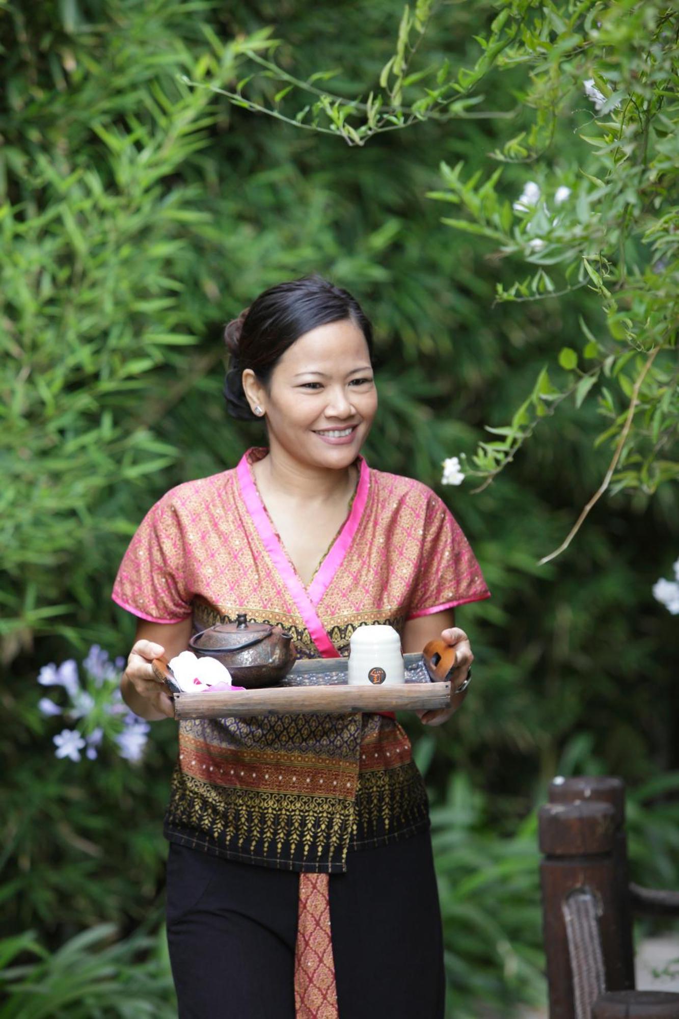Asia Gardens Hotel & Thai Spa, A Royal Hideaway Hotel Finestrat Dış mekan fotoğraf Thai woman serving tea