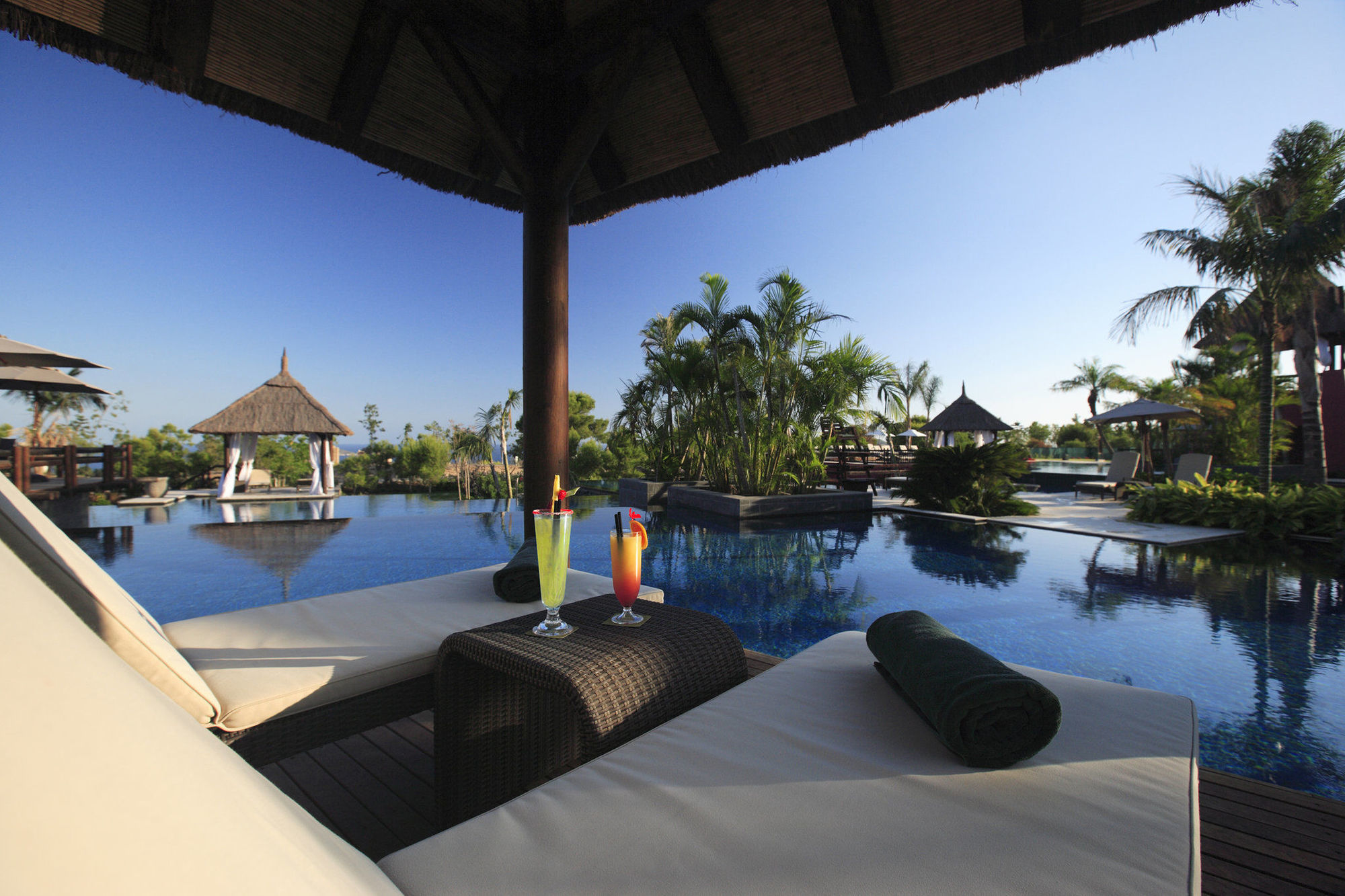Asia Gardens Hotel & Thai Spa, A Royal Hideaway Hotel Finestrat Konforlar fotoğraf The pool at the resort