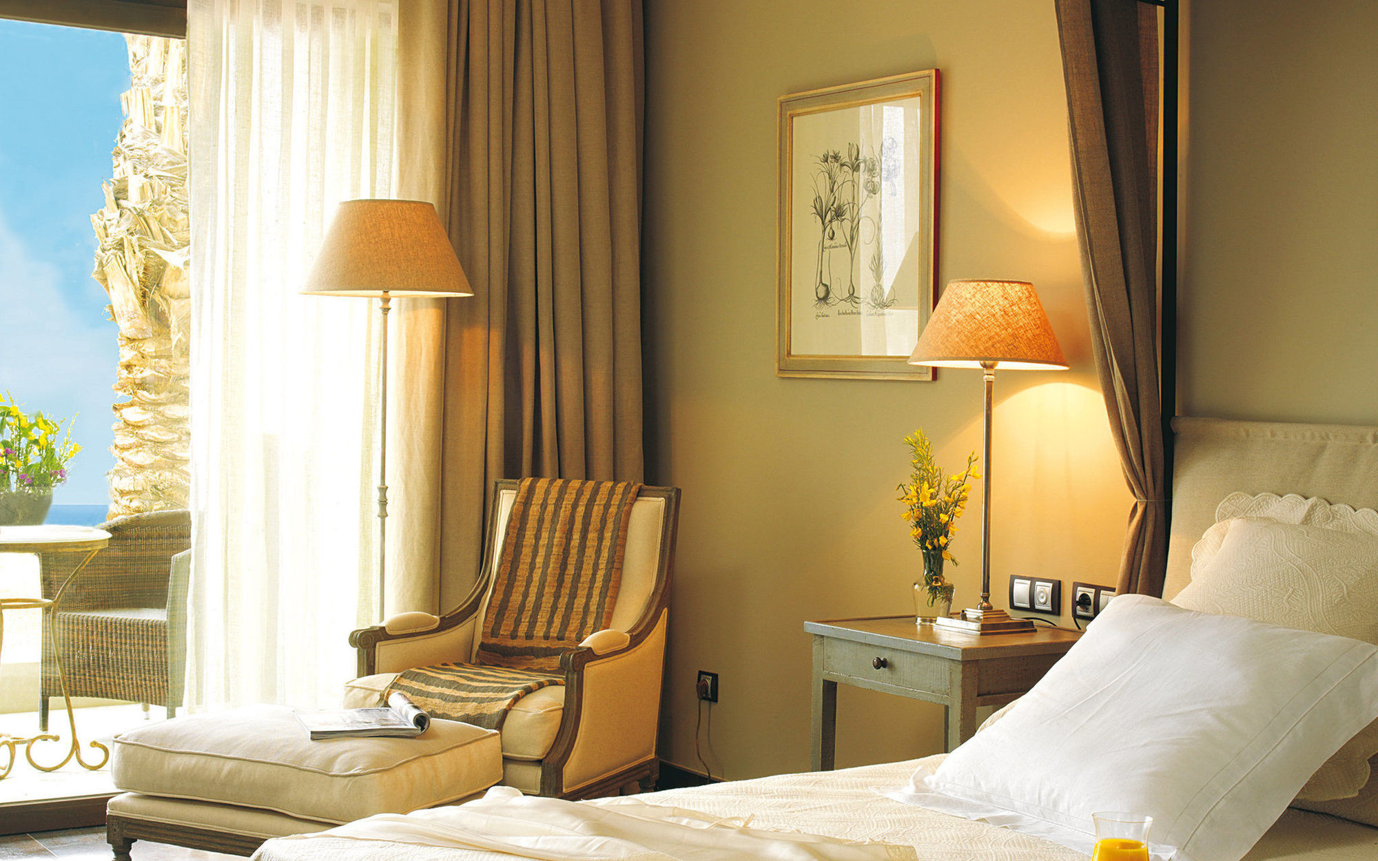Asia Gardens Hotel & Thai Spa, A Royal Hideaway Hotel Finestrat Oda fotoğraf A room at the hotel