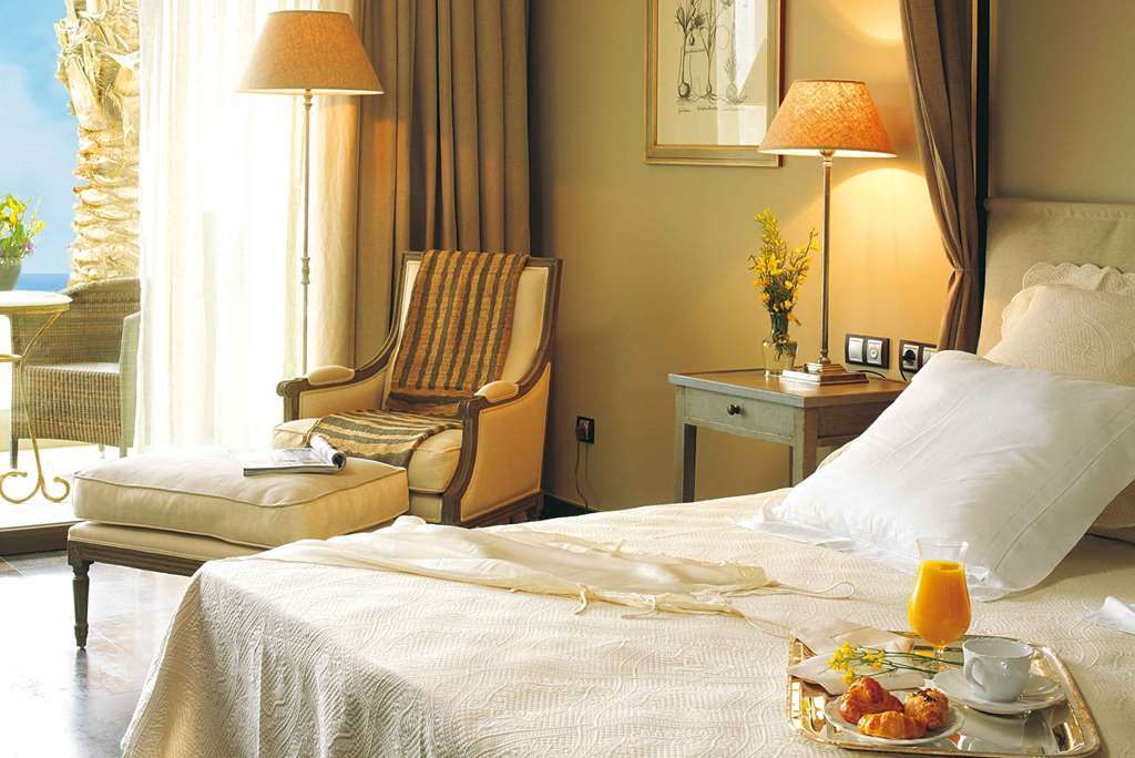 Asia Gardens Hotel & Thai Spa, A Royal Hideaway Hotel Finestrat Oda fotoğraf A room at the hotel
