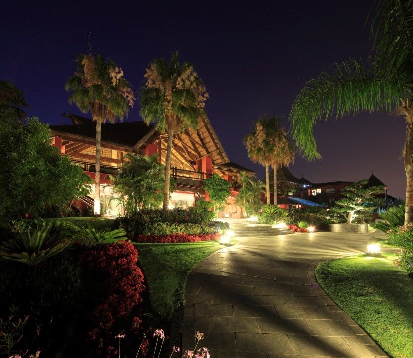 Asia Gardens Hotel & Thai Spa, A Royal Hideaway Hotel Finestrat Dış mekan fotoğraf The resort at night